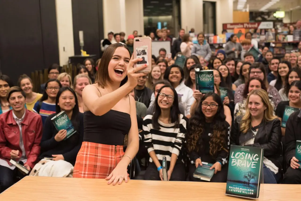BAILEE MADISON AT SIGNS COPIES OF HER NEW BOOK LOSING BRAVE AT BARNES AND NOBLE07